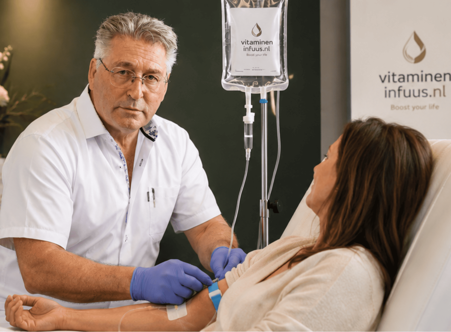 Cliënt tijdens een behandeling met een vitamine-infuus
