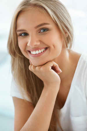 Vrouw met een frisse en verzorgde uitstraling